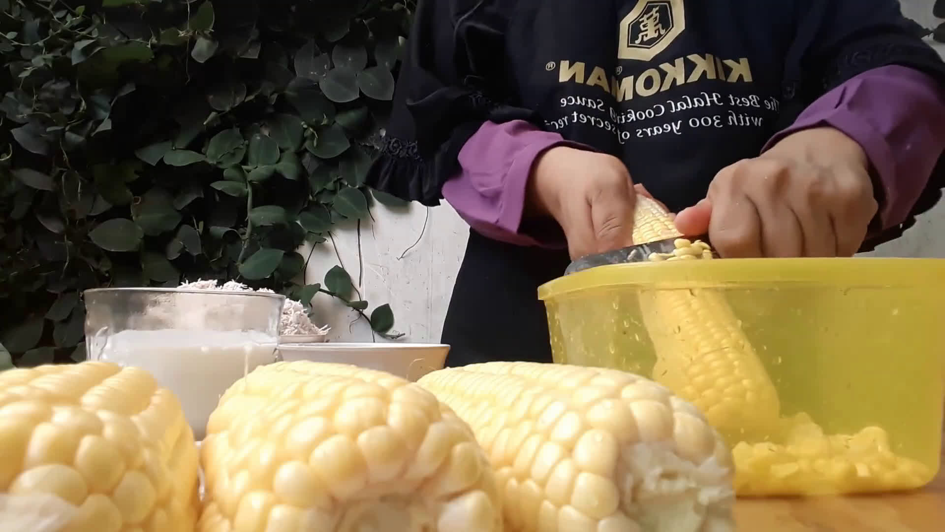 Foto langkah ke 2 dari resep Lepet Jagung Manis.