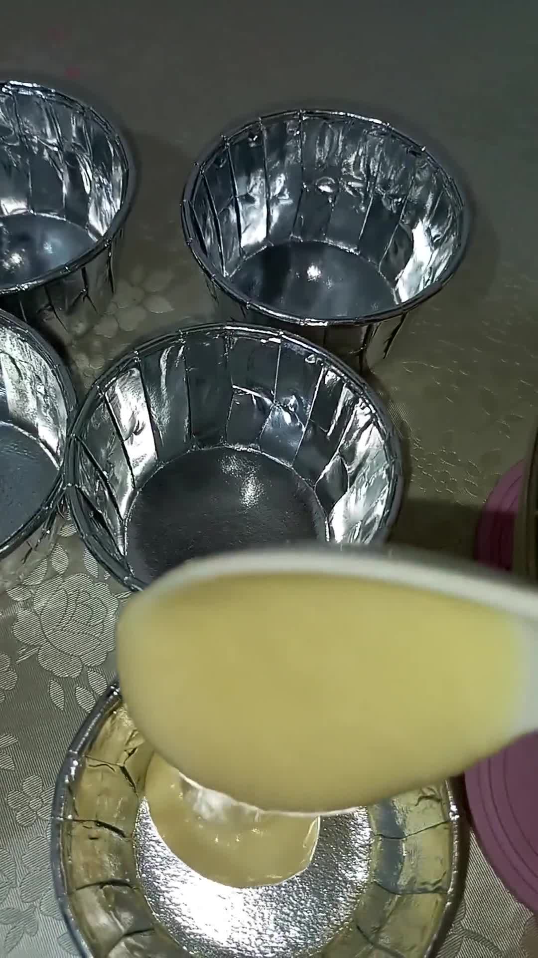 صورة لخطوة 2 من وصفة كاب كيك بذوق الفراولة 🧁🍓