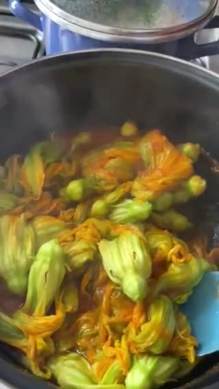Foto del paso 3 de la receta: Flor de calabaza en salsita