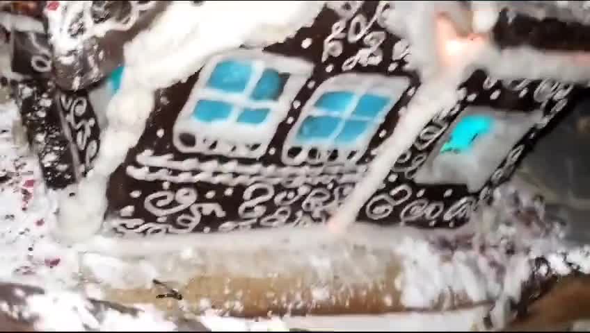 Foto del paso 11 de la receta: Mi casita de jengibre, chocolate y glasé!!🏠🎄🎄🎇