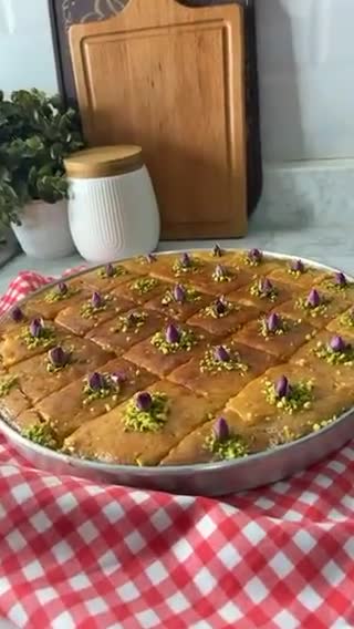صورة لخطوة 2 من وصفة بسبوسة الطازج محشه بالقيمر
