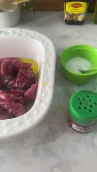 صورة لخطوة 3 من وصفة شرائح لحم البقر المقلي مع البصل والخضار