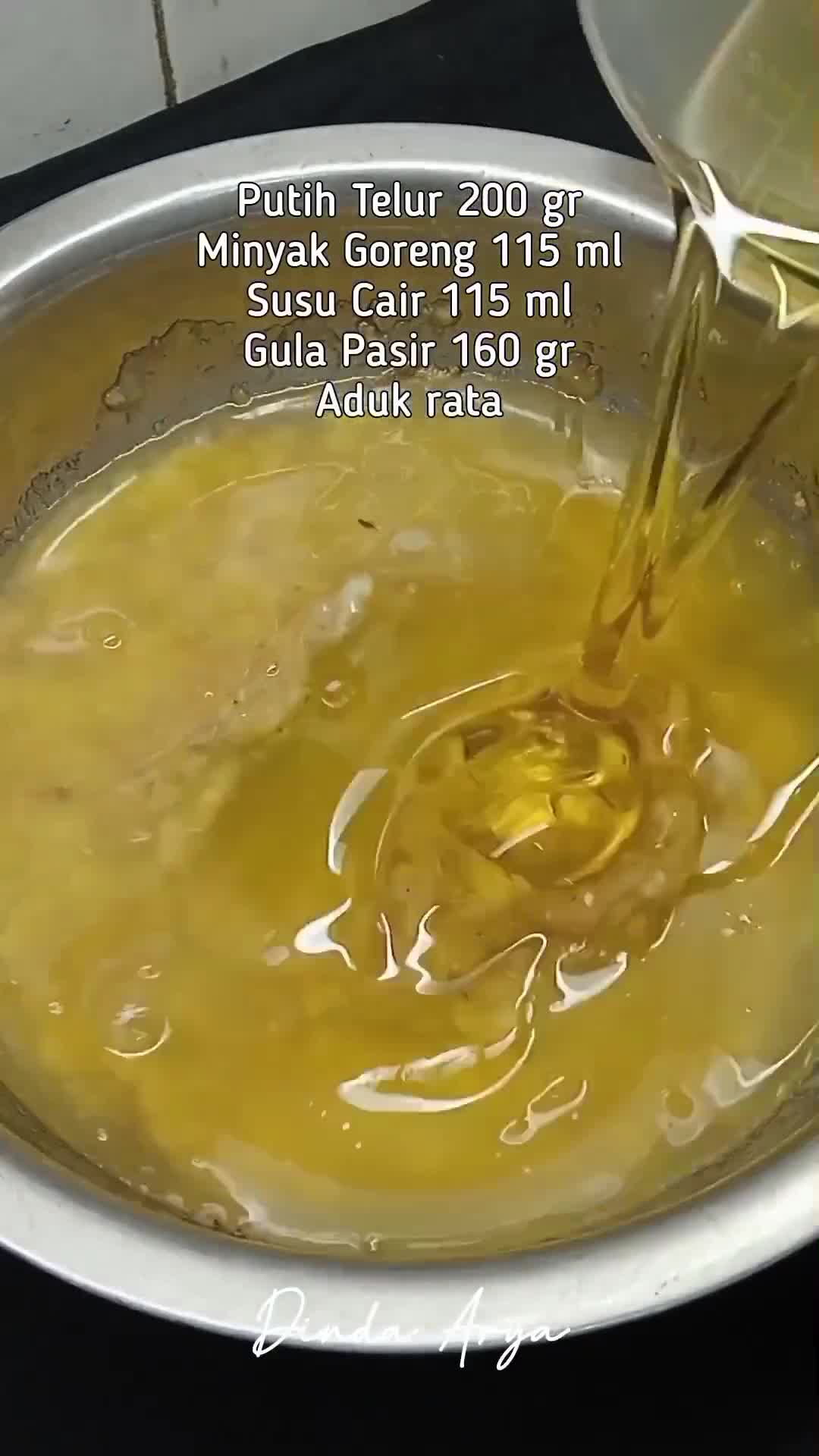 Foto langkah ke 2 dari resep Bolu Pisang Putih Telur Panggang.