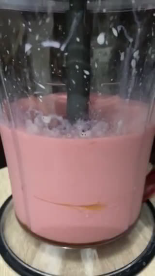 Foto langkah ke 3 dari resep Smoothies Pisang dan Strawberry.