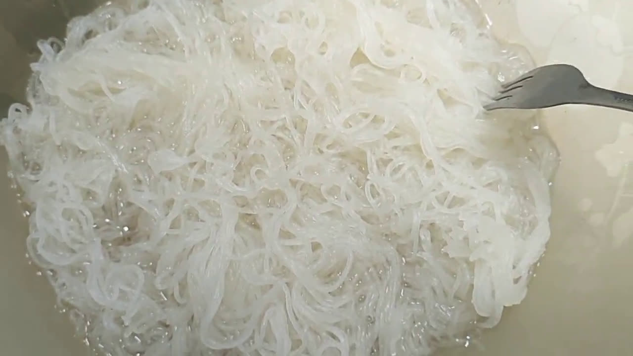 Foto langkah ke 1 dari resep Schotel Bihun (489).