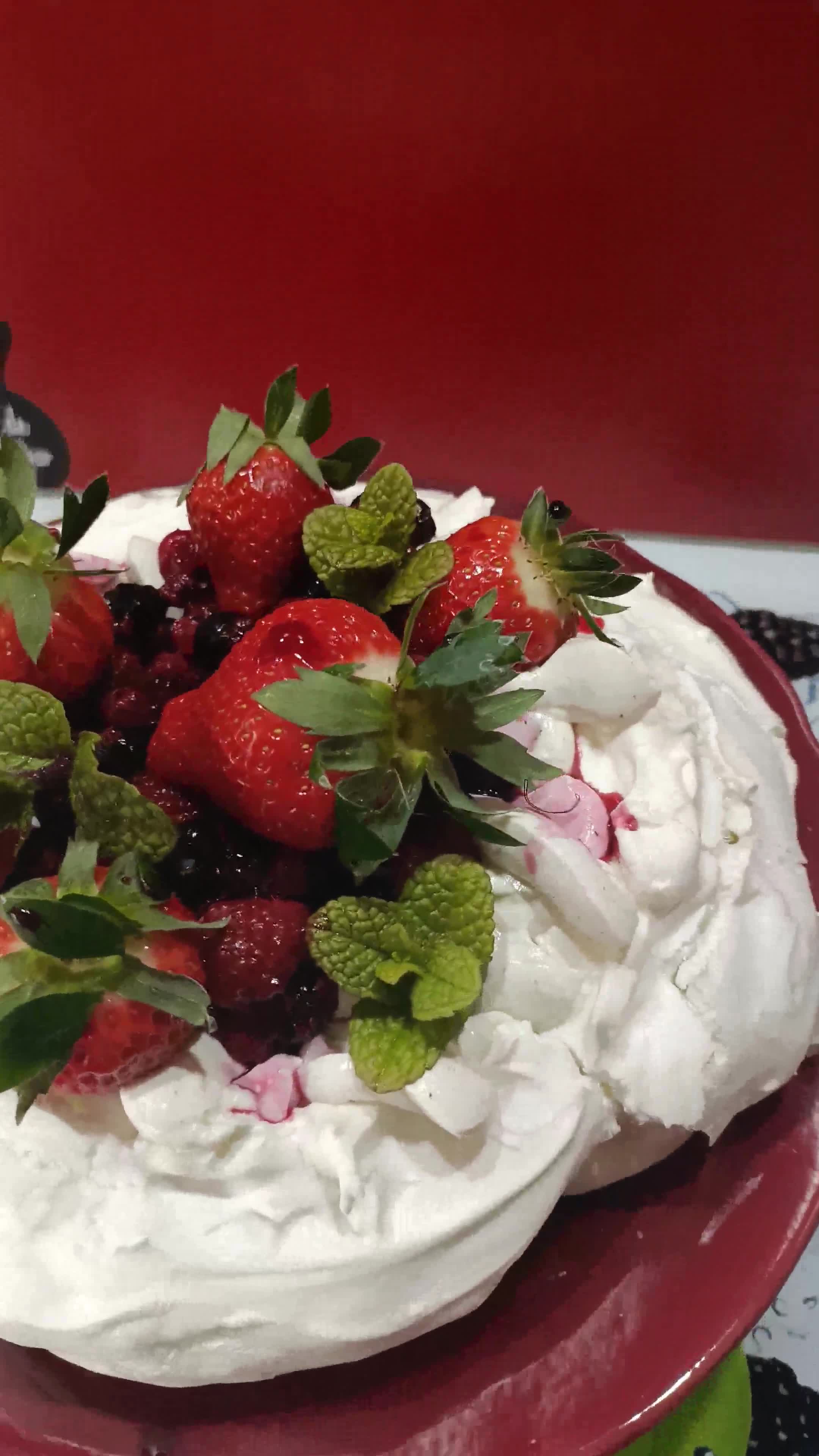 Une image de l'étape 13 de 🍓Pavlova Fraise et chantilly coco vanille.