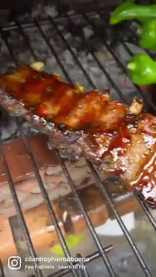 Foto del paso 4 de la receta: Costillar de ibérico a la brasa con barbacoa de naranja, tomillo y miel
