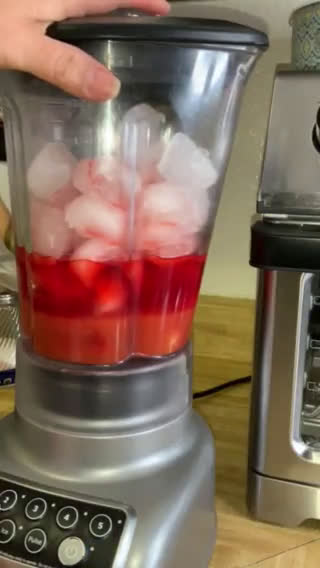 Foto del paso 3 de la receta: Smoothie de fresa escarchado con CHAMOY