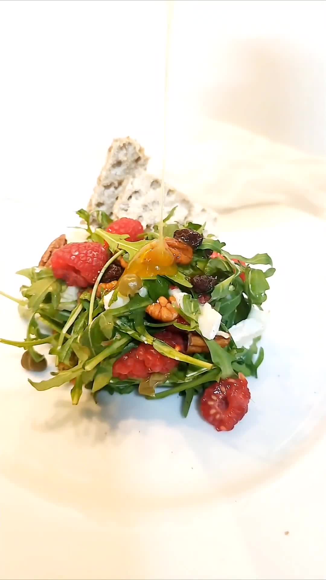 Foto del paso 3 de la receta: Ensalada fresca de rúcula, queso de cabra y frambuesas