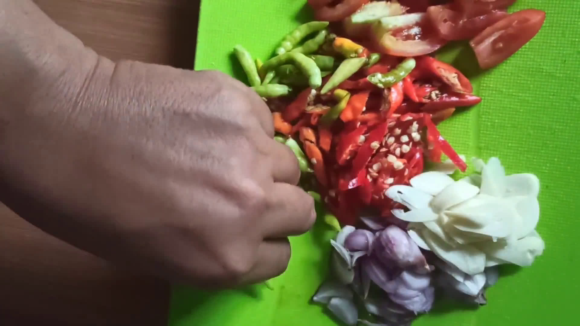 Foto langkah ke 2 dari resep Tumis Okra Udang.