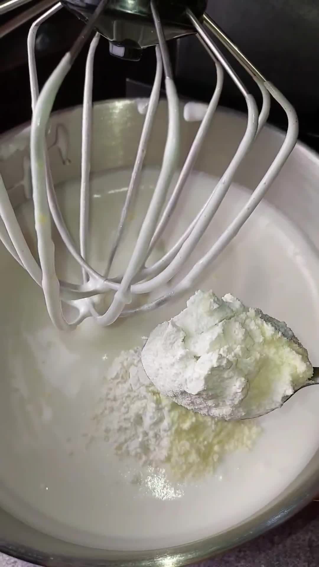 Foto langkah ke 3 dari resep Bolu kukus Putih Telur.