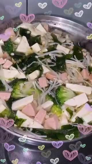 Foto langkah ke 4 dari resep Sup rumput laut (daging giling,rumput laut,sosis,tahu susu,brokoli,enoki).