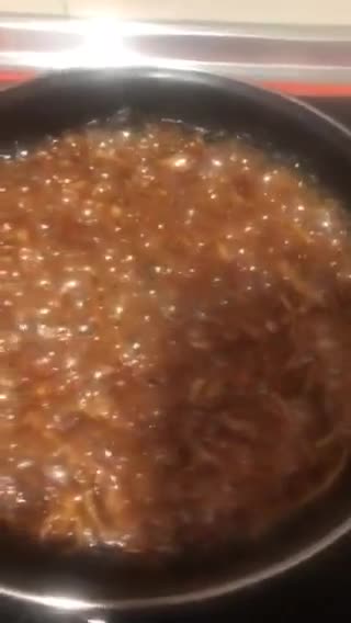 Foto del paso 4 de la receta: Mermelada de cebolla con tostas de paté de perdiz