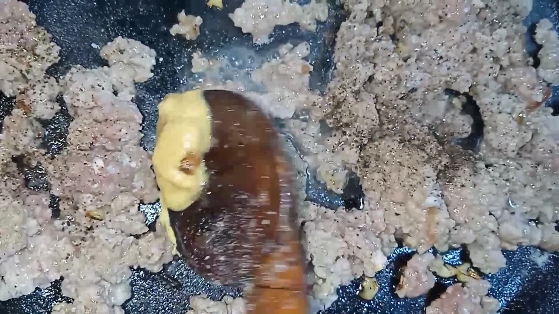 Une image de l'étape 2 de Quiche aux oignons mauves 🧅🧅🧅🧅.