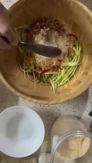 Gambar langkah 2 resipi Kerabu Mangga.