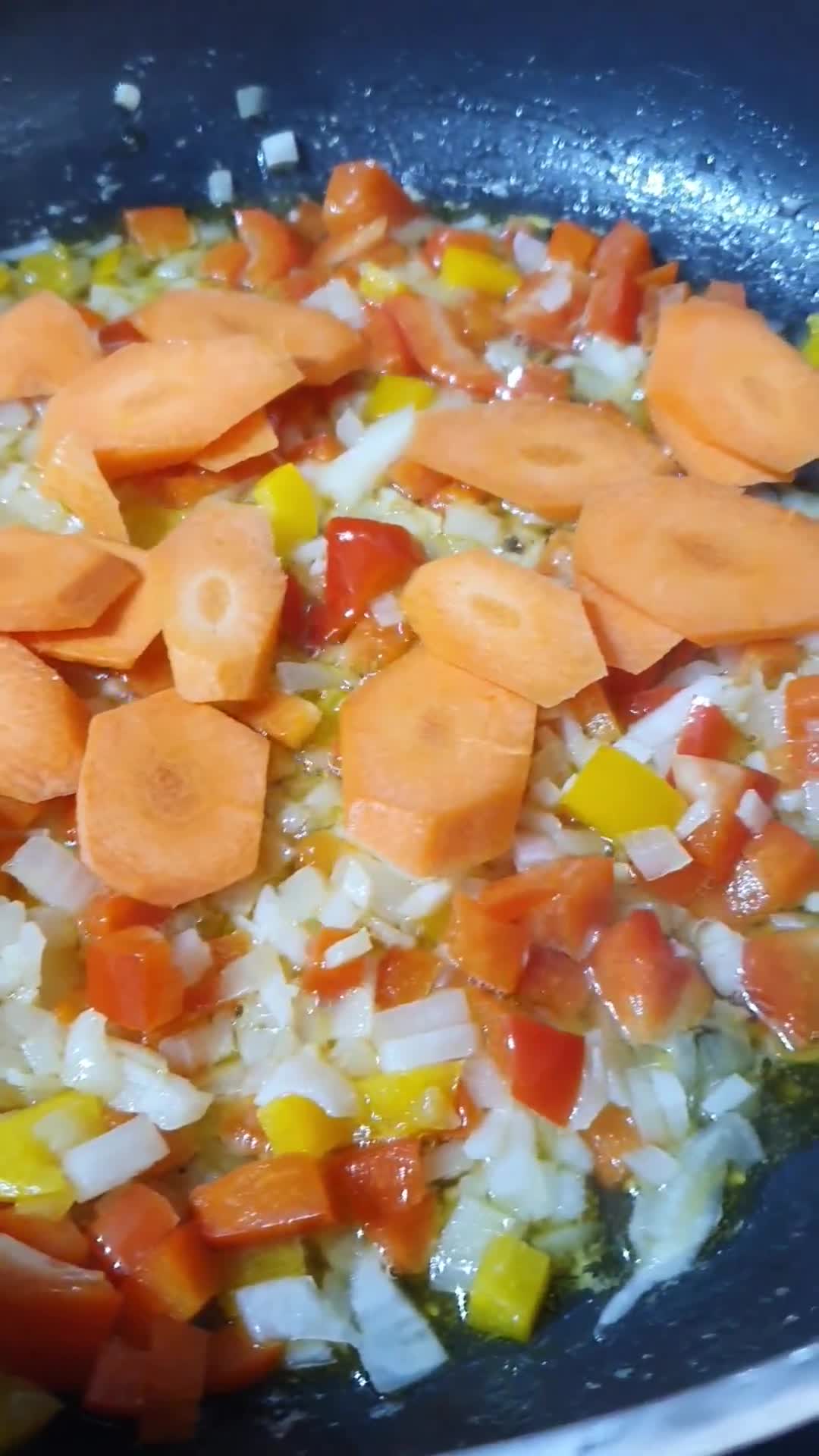 Foto del paso 2 de la receta: Estofado de cerdo con chorizo y guisantes