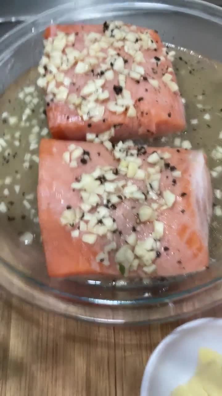 Foto del paso 4 de la receta: Sabor a mi: Salmón 🍣 con ajo