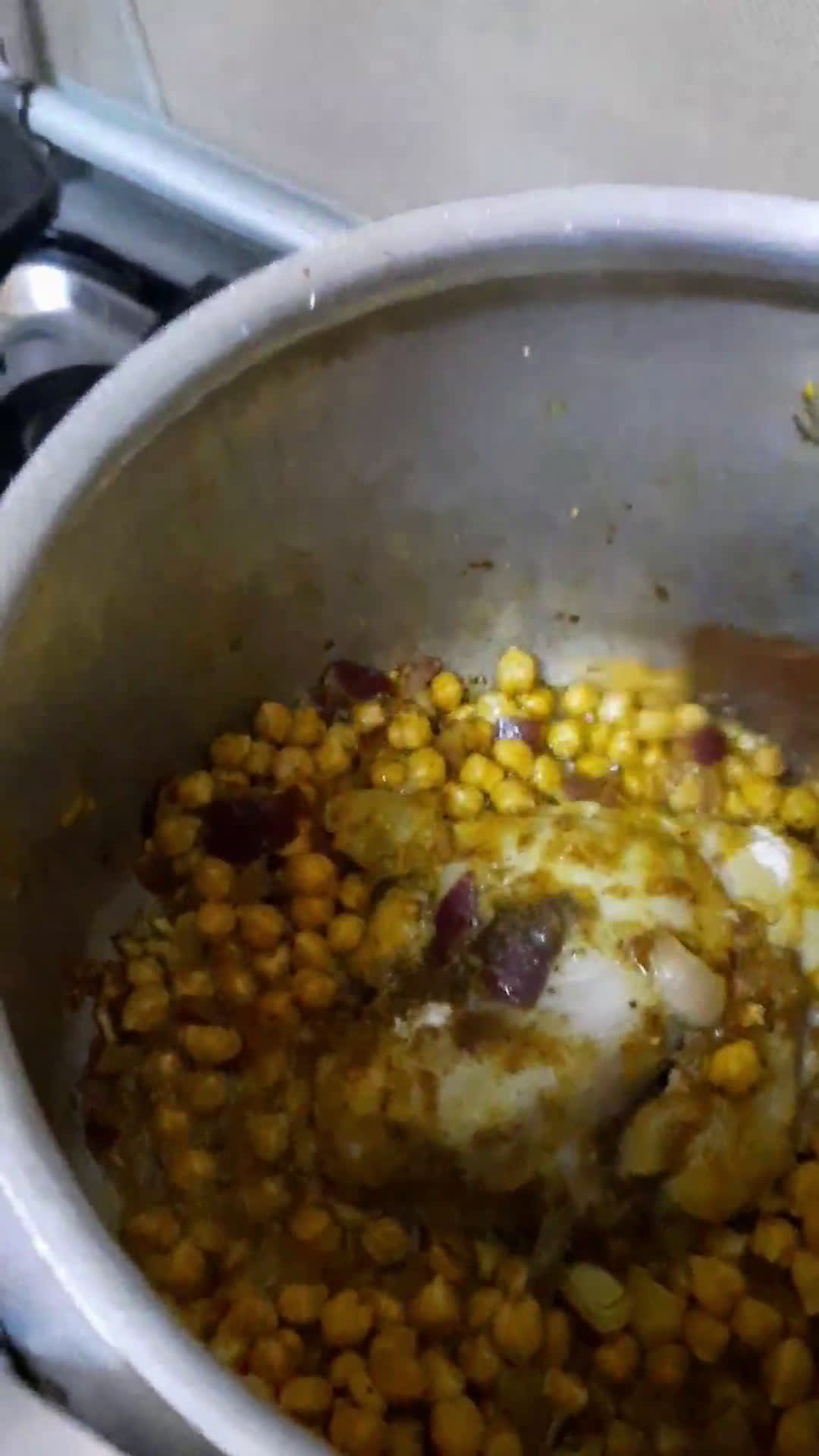 صورة لخطوة 5 من وصفة الكسكس المغربي بالدجاج و الخضار بطريقتي ولا اروع 😋🍗🥔🥕🌶