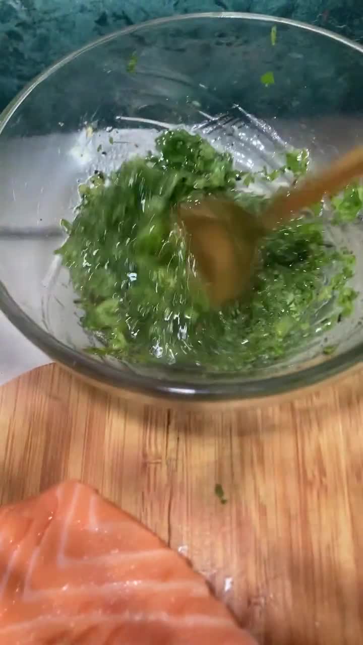 Foto del paso 2 de la receta: "Salmón a la mexicana con vinagreta de cilantro"