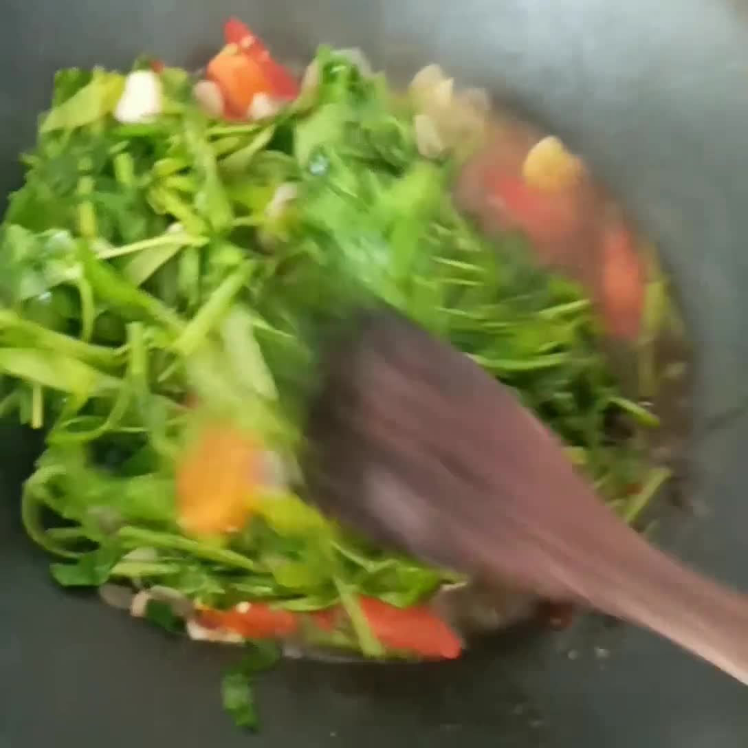 Foto langkah ke 3 dari resep Tumis Kangkung Tauge.