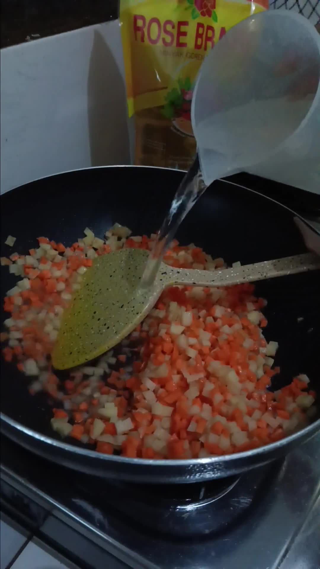 Foto langkah ke 2 dari resep Risoles rogout sayur lipat amplop dan segitiga.