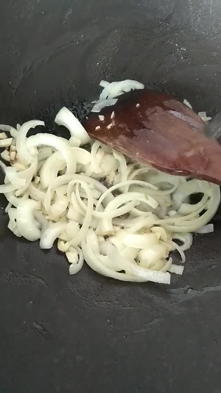 Foto langkah ke 1 dari resep Jamur Kecap Bawang Bombay.