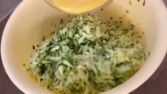 Cukkini tócsni, vagy fasírt recept fázis 3 fotója