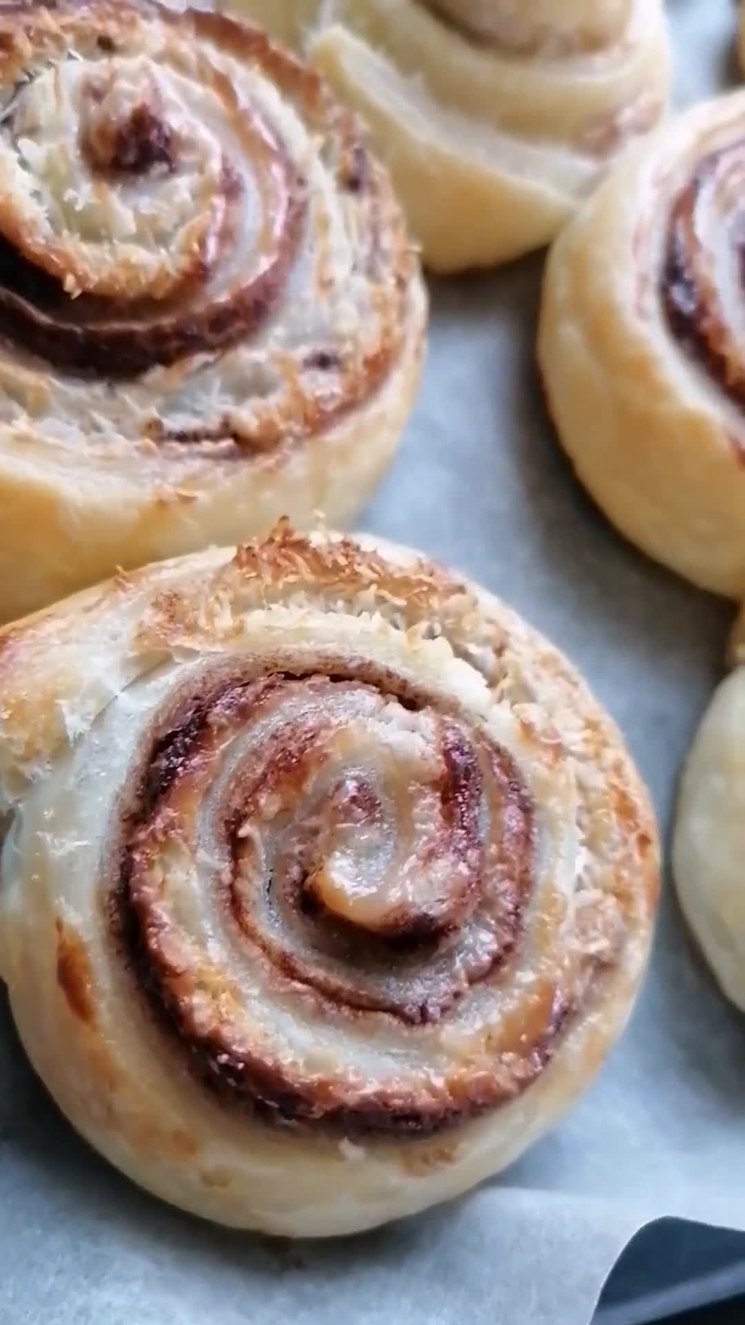 Foto del passaggio 5 della ricetta Rotelline di sfoglia alla Nutella e mascarpone ❤️🤍💚