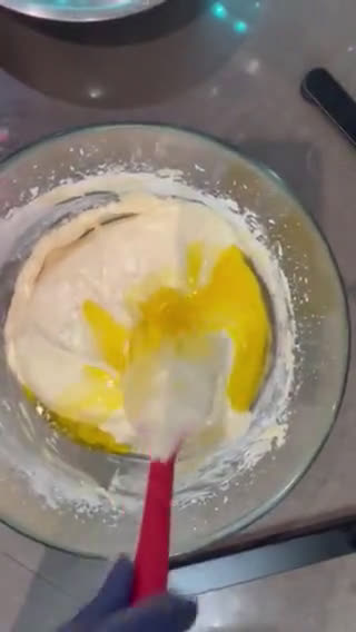 A picture of step 7 of Bavarian cream cake with fruits.
