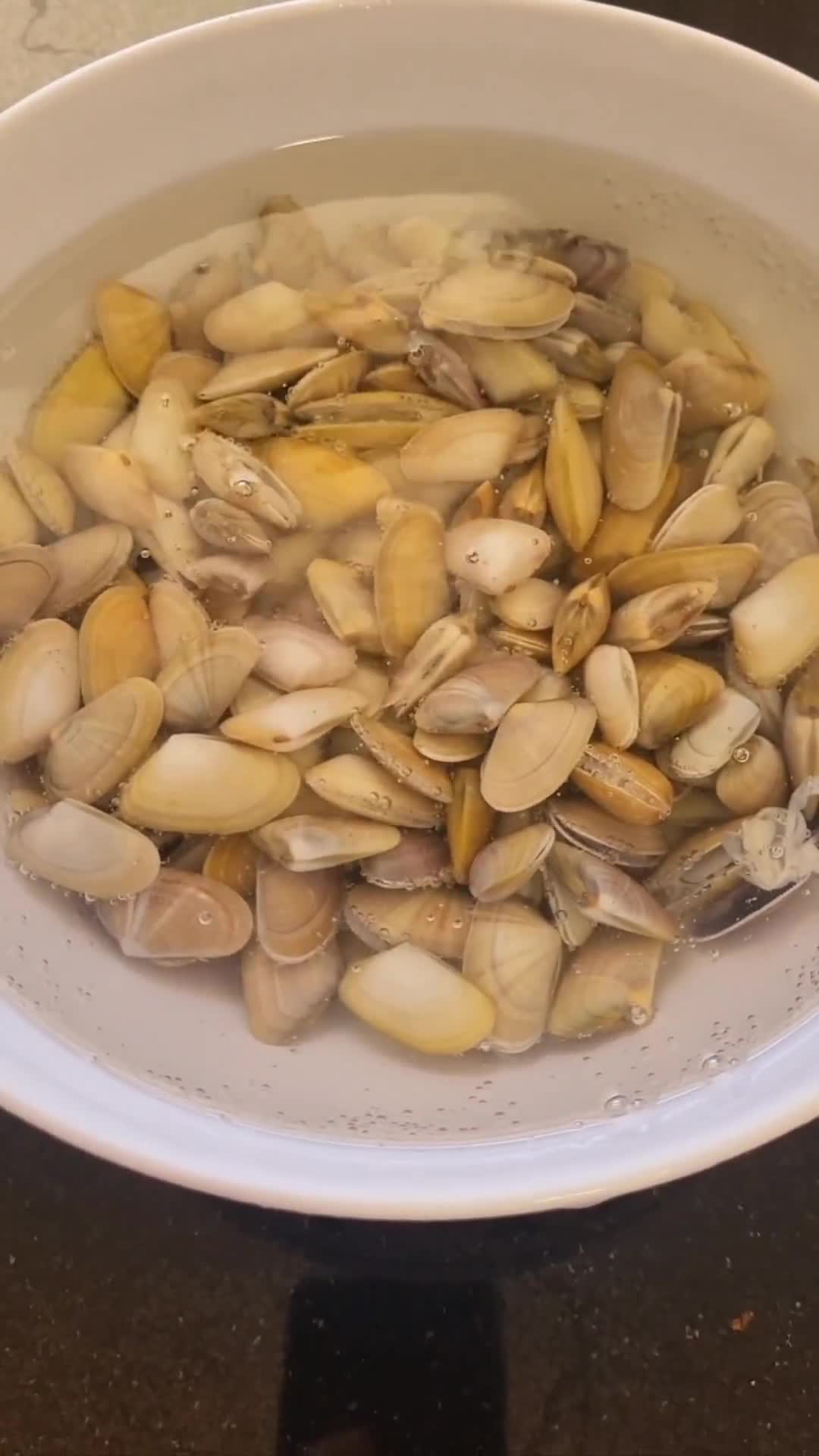 Foto del paso 1 de la receta: Tellinas salteadas con ron