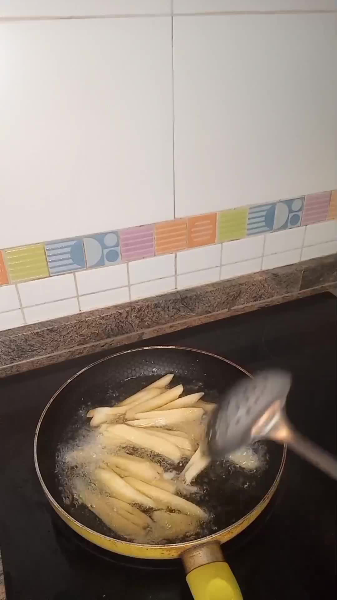 Foto del paso 1 de la receta: Hot dogs con patatas fritas