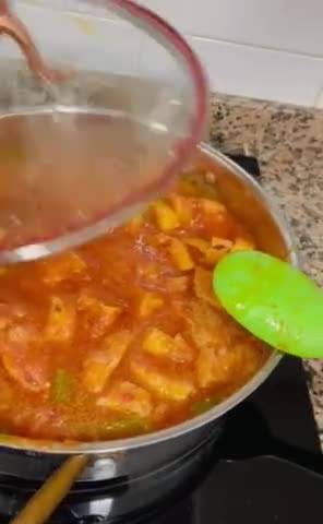Foto del paso 7 de la receta: Sopa de tomate de mi abuela 👵🏻 🍅 🥖 🌿