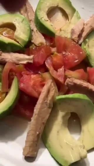 Foto del paso 3 de la receta: Ensalada de melva, aguacate, tomate, con queso de cabra tostado