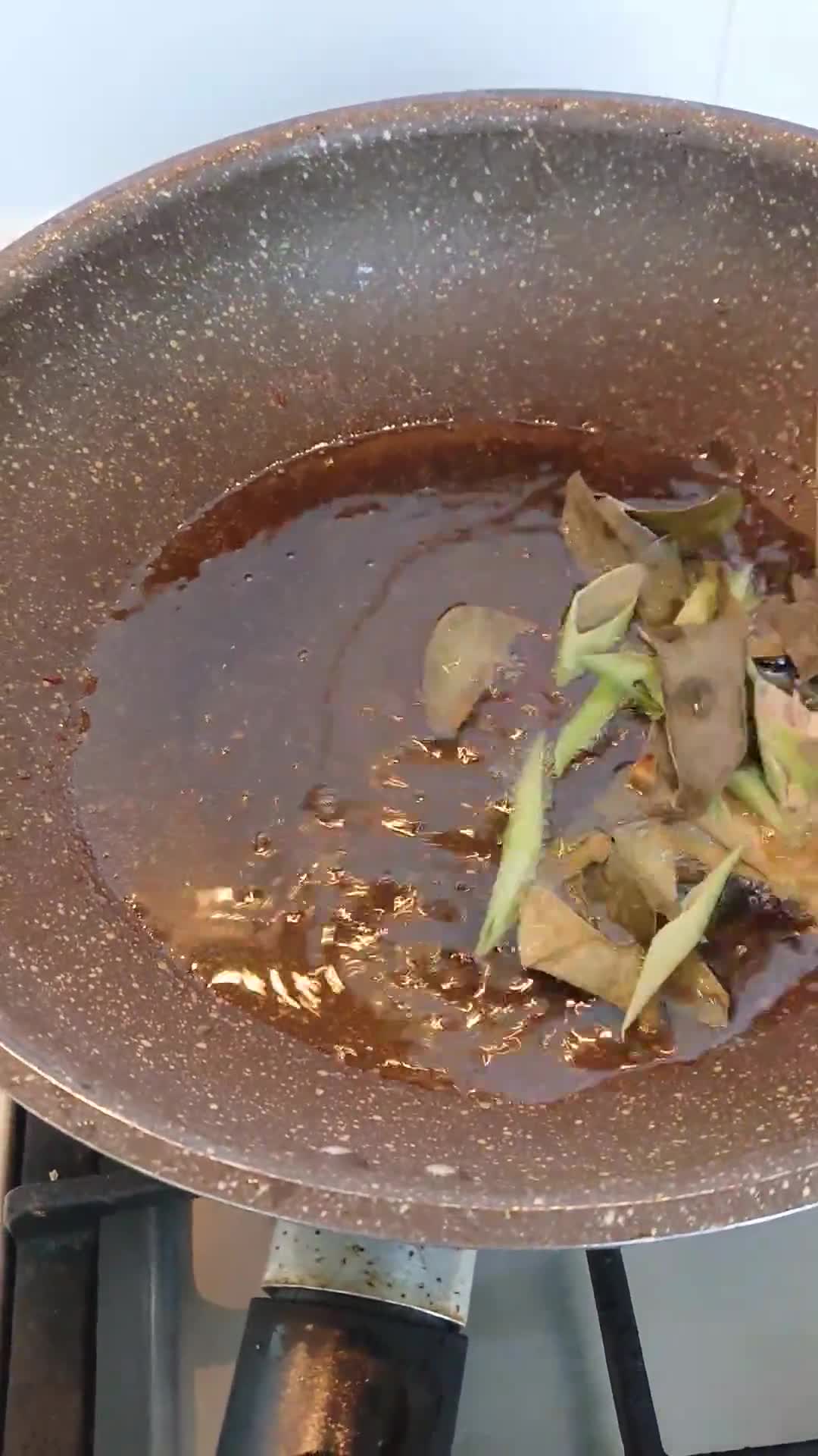 Foto langkah ke 4 dari resep 63. Sambal Ayam Suwir dengan Daun Jeruk.