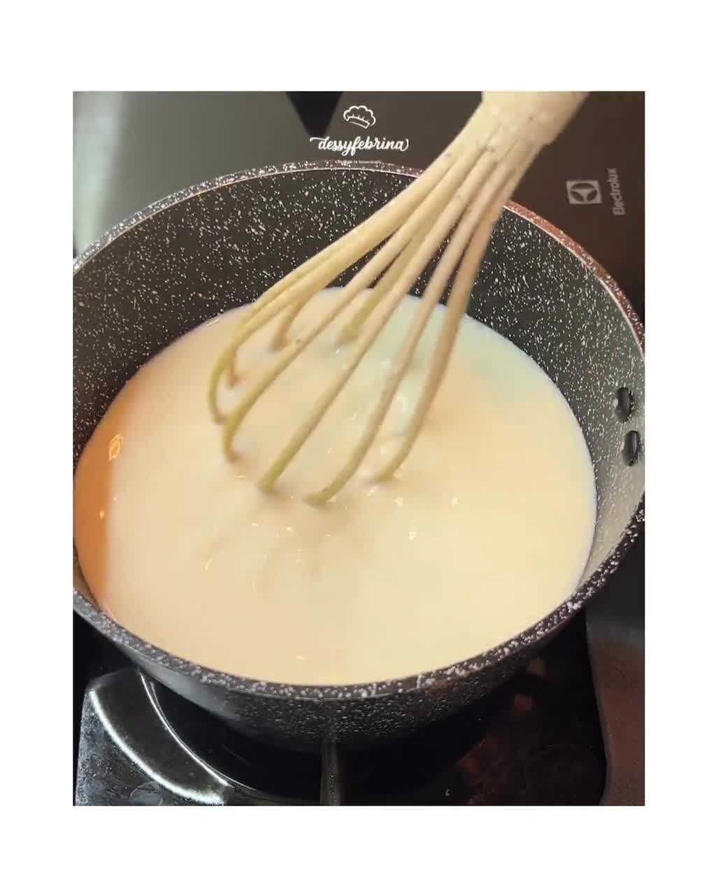 Foto langkah ke 1 dari resep Chamomile Honey Panna Cotta.