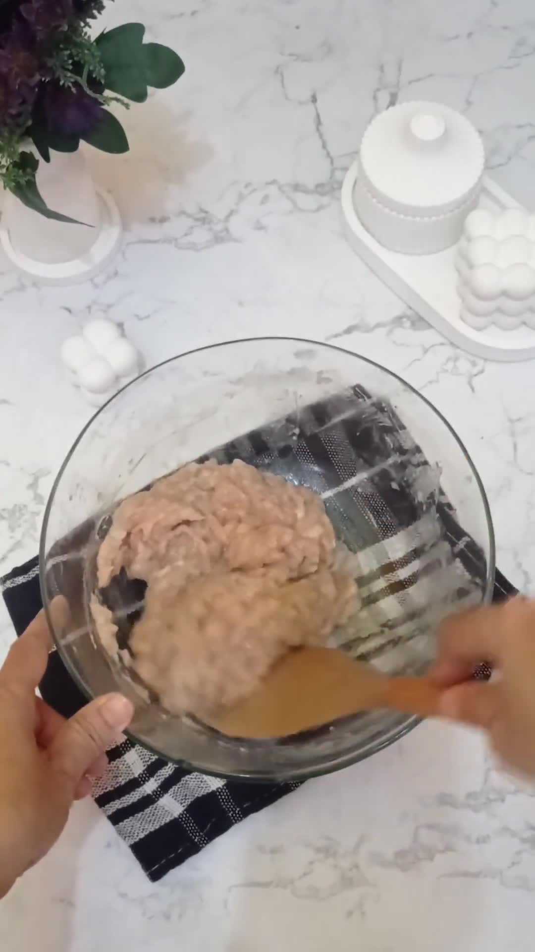 Foto langkah ke 1 dari resep Sawi Gulung Isi Ayam Udang.