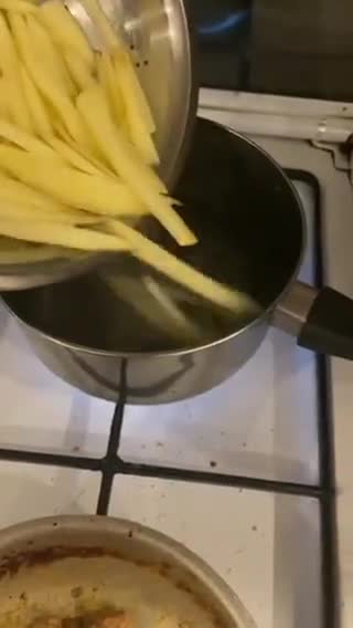 صورة لخطوة 5 من وصفة -بطاطس مقليه لذيذه ومقرمممشه 🍟😋