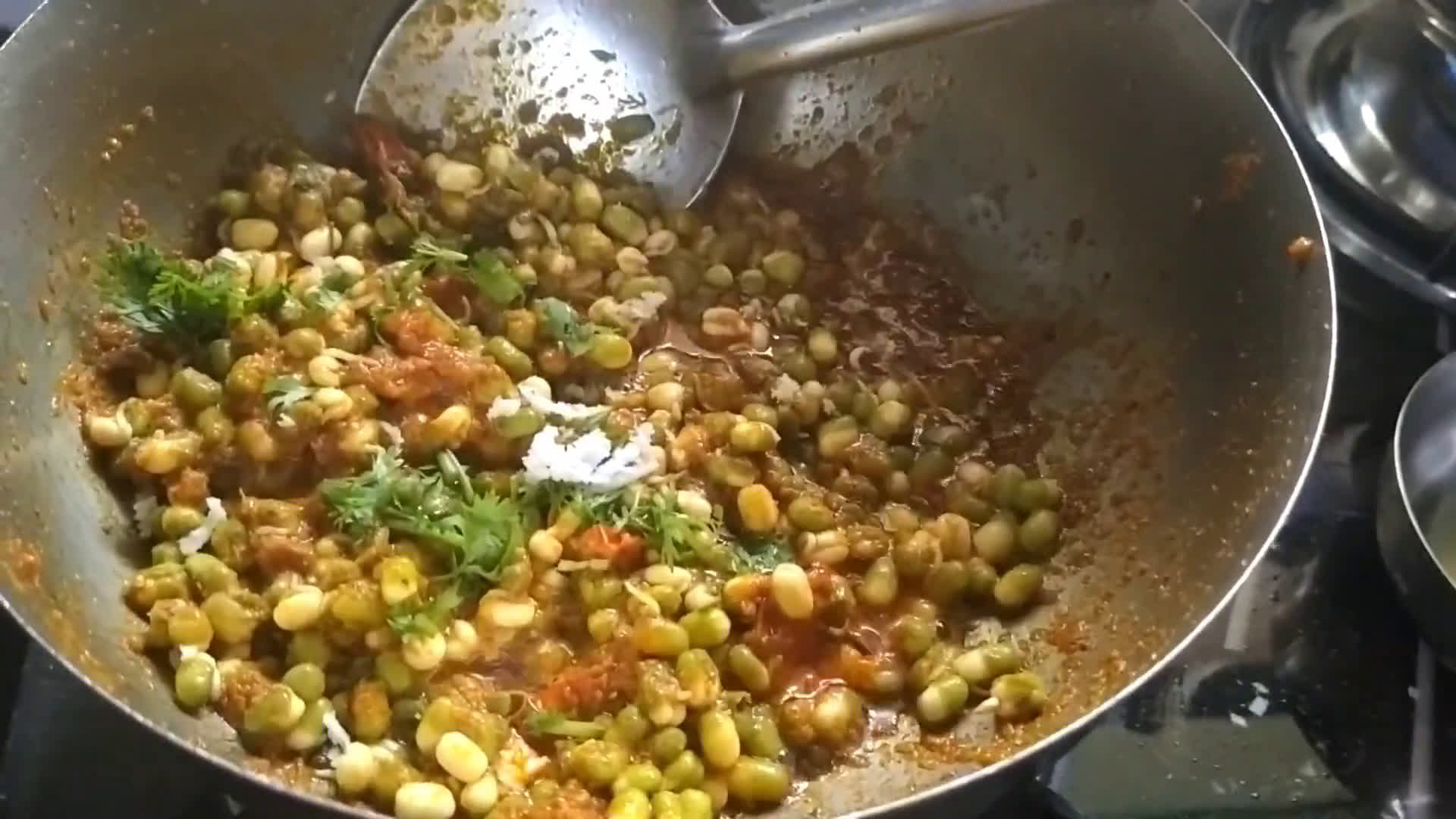 सुकी मुगाची उसळ आणि भात (sukhi mungachi usal ani bhaat recipe in marathi) रेसिपी स्टेप 2 फोटो 