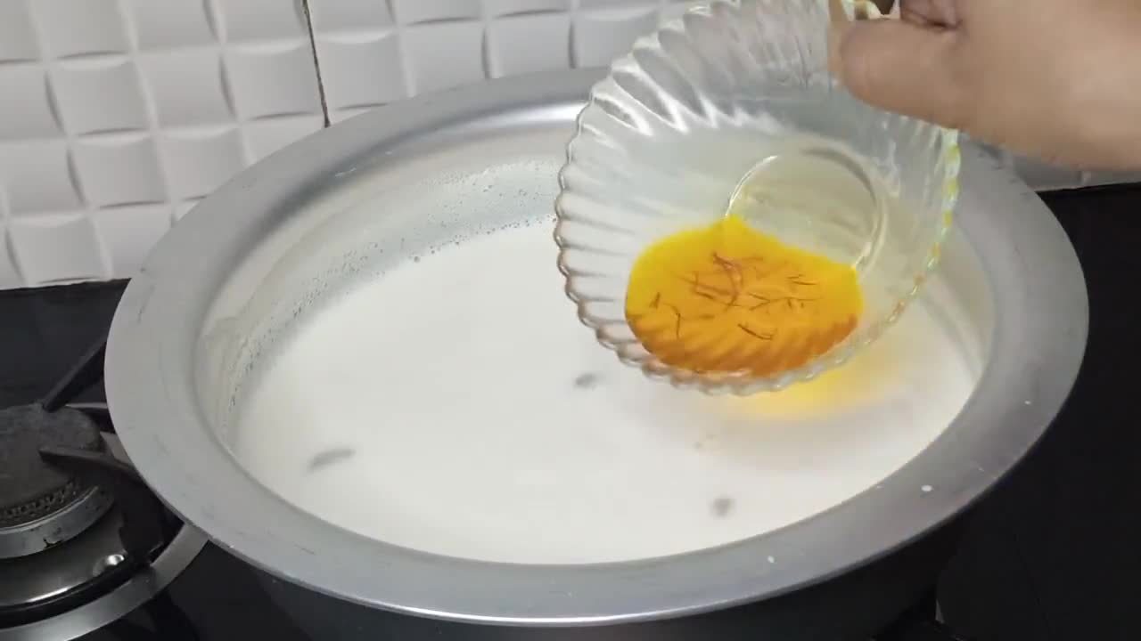 A picture of step 5 of Kesar Badam ka Sarbat.
