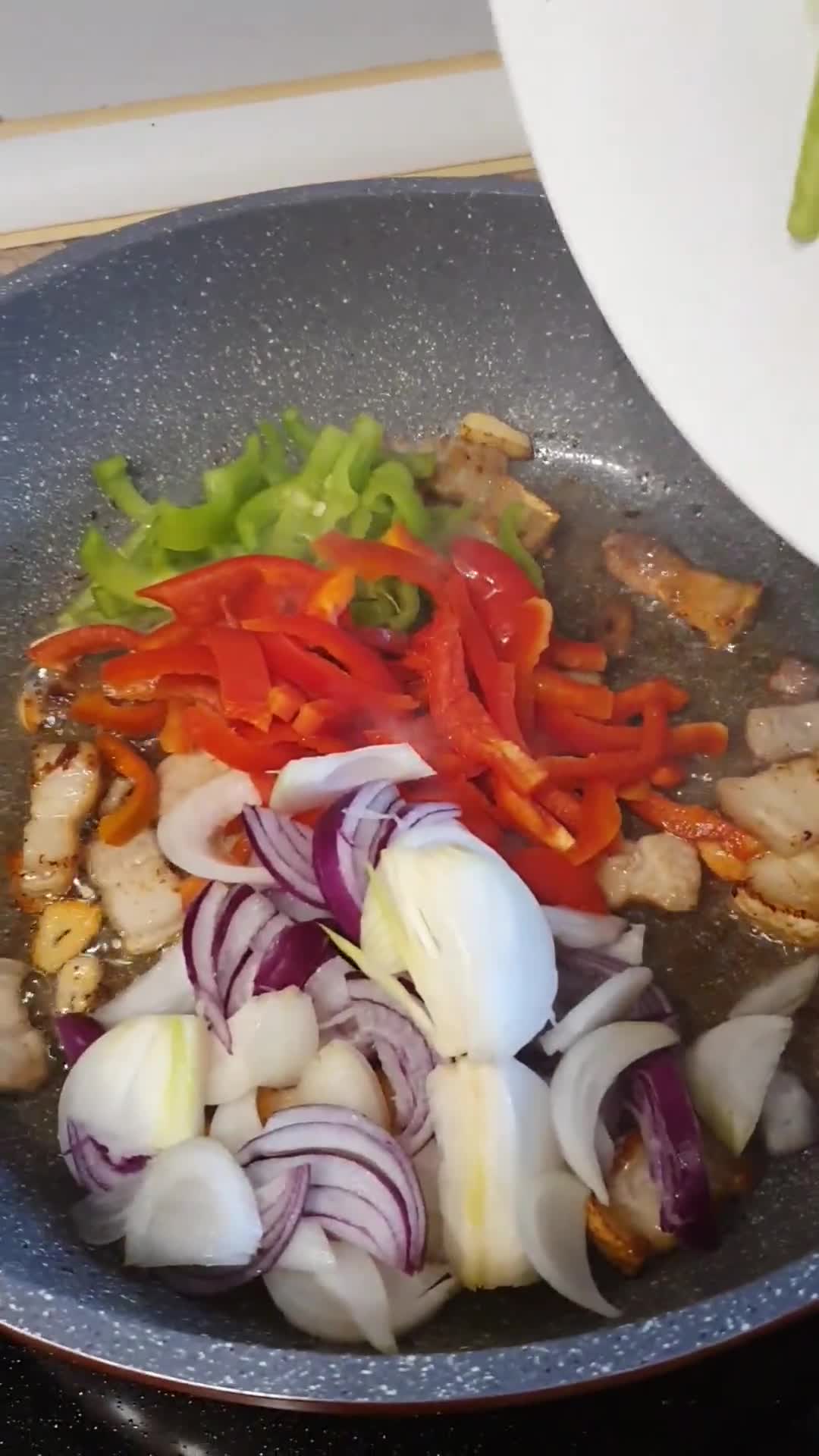 Foto del paso 2 de la receta: Fideos con panceta frita en salsa de cacahuete