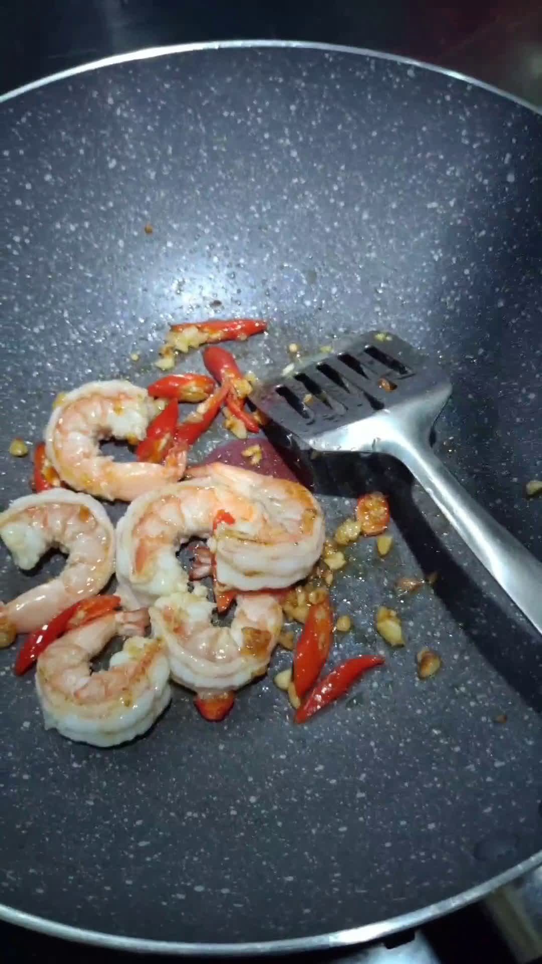 Gambar langkah 3 resipi Soybean Sprouts and Shrimps Stir-fry.