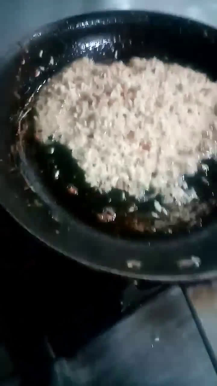 Foto del paso 3 de la receta: 🍅🥕🥘Arroz rojo con mariscos 🦐🦀