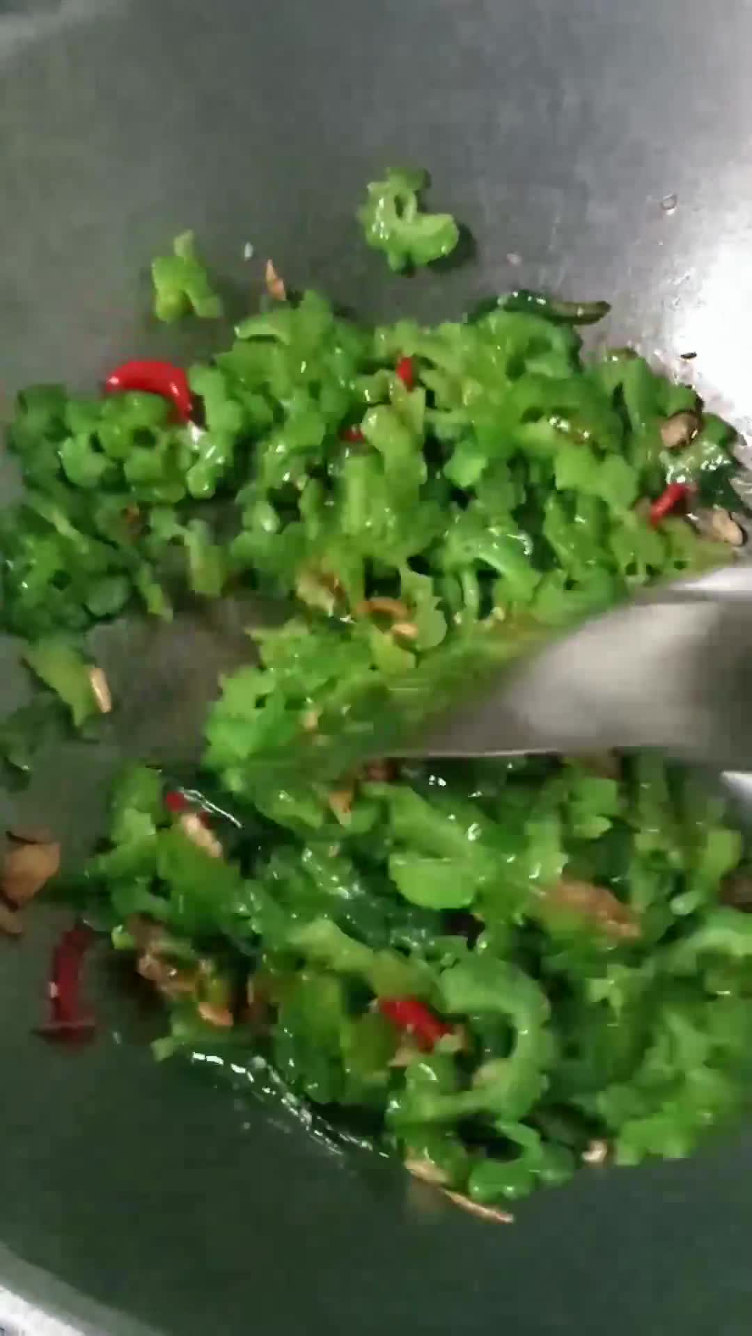 Foto langkah ke 3 dari resep Tumis Pare Teri.
