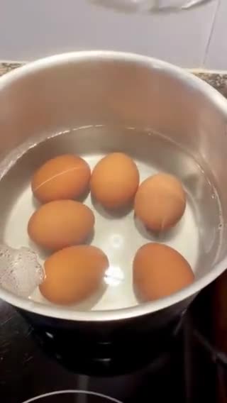 Foto del paso 2 de la receta: Huevos rellenos con bechamel y atún