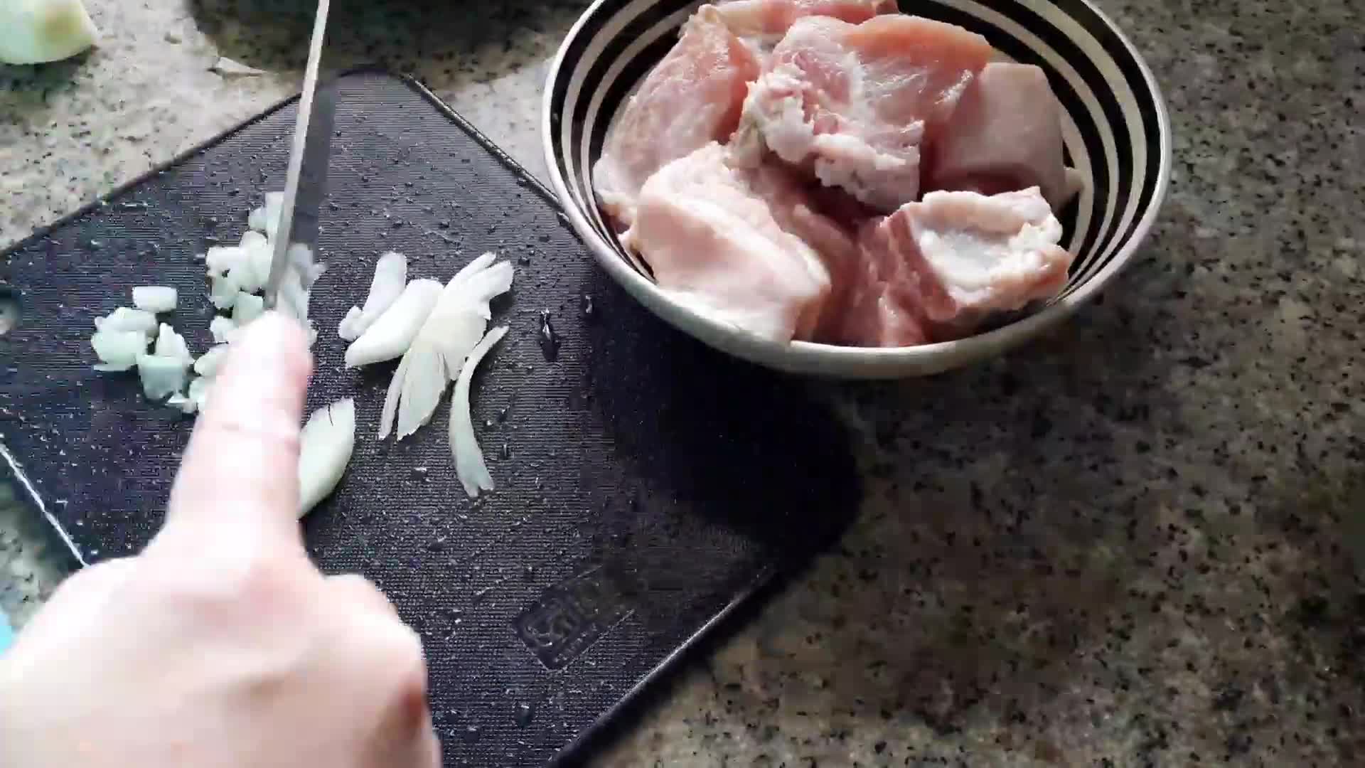 Foto del paso 1 de la receta: Panceta de cerdo en salsa con repollo(col)
