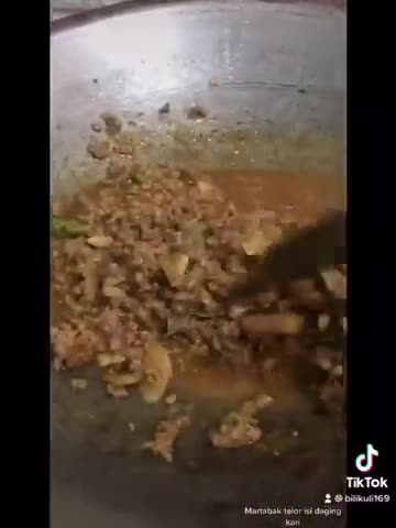 Foto langkah ke 2 dari resep Martabak telor isi daging kari.