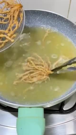 Foto langkah ke 5 dari resep Jamur Enoki Crispy.