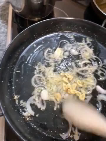 Foto del paso 2 de la receta: Bacalao bras paso a paso intentando hacerlo a la portuguesa 💪🏻