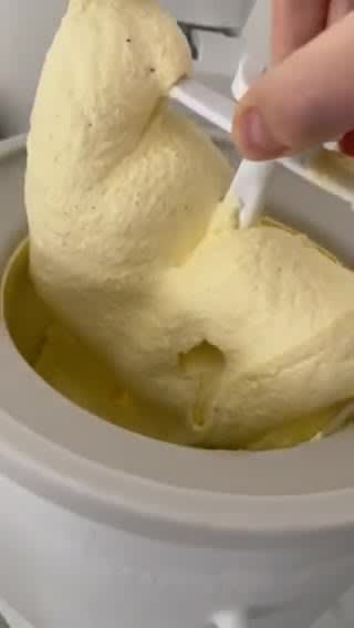 Foto del passaggio 11 della ricetta Gelato alla vaniglia con gelatiera🍨