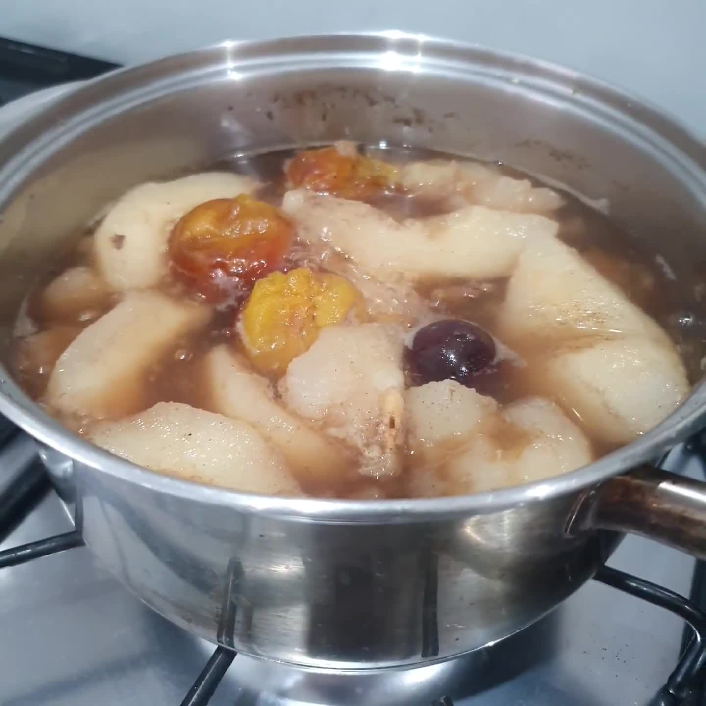 Foto del paso 3 de la receta: 🍐🥣Compota de peras, ciruela gotitas de miel y cerezas🍒